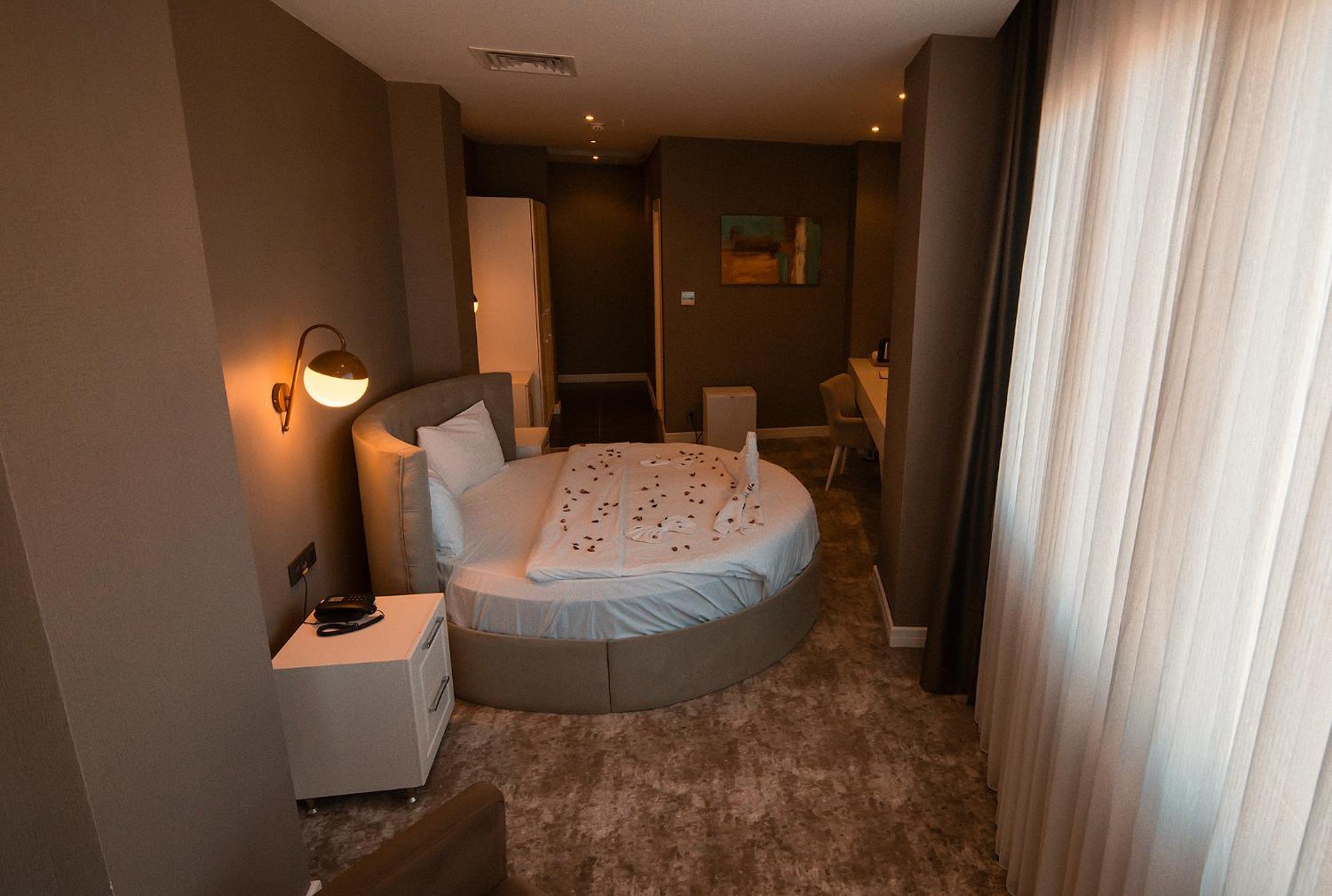 Royal Comfort Hotel Arakli Bagian luar foto